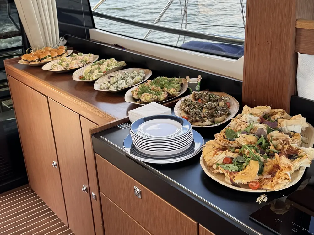 Lunchbuffé uppdukad i byssan med utsikt över vattnet