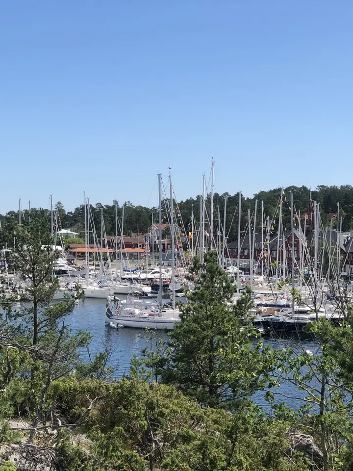 Båtens kölvatten på öppet vatten
