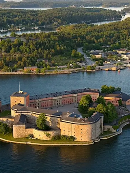 Vaxholms kastell från luften en sommarkväll