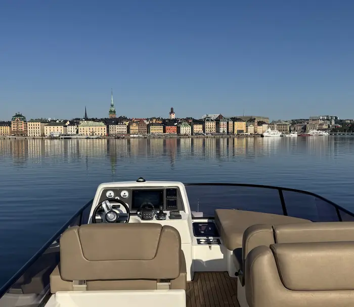 Gamla stan sedd från akterdäcket en solig dag