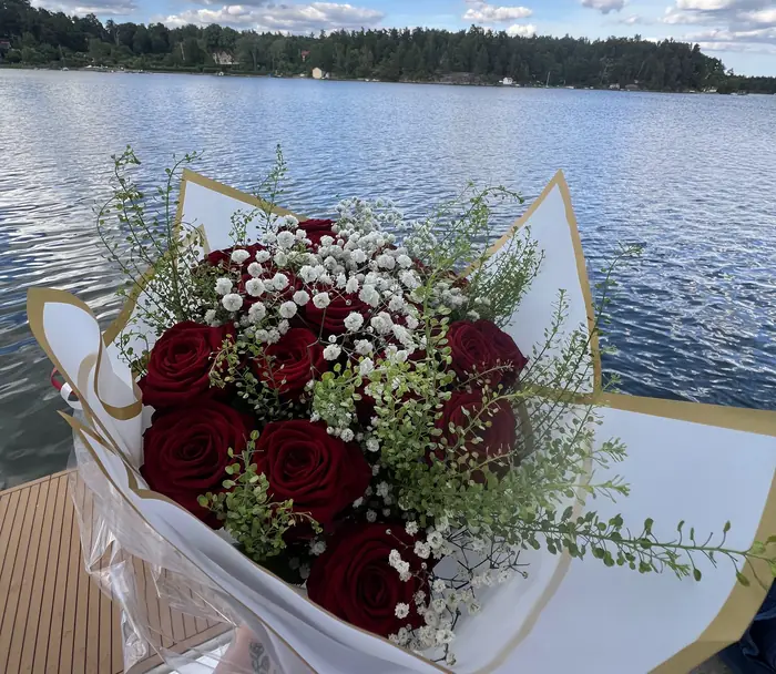 En bukett röda rosor på flybridgen inför ett speciellt ögonblick