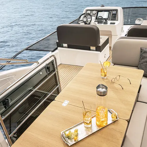 Flybridge med dukat bord och drinkar