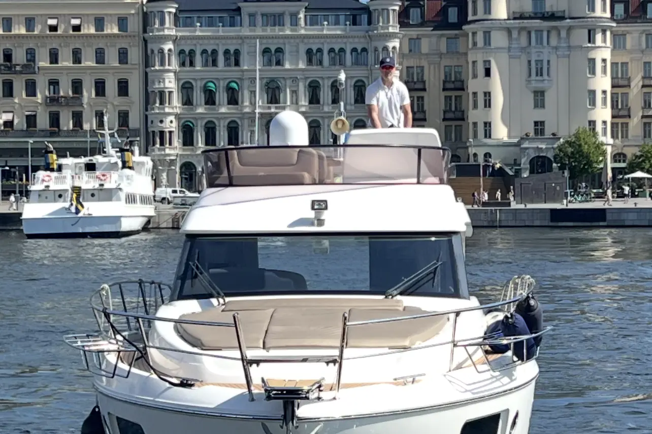 Virtess 420 Fly framför Grand Hôtel med kapten Kaj på flybridgen